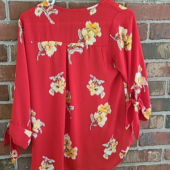 West Kei Red Floral Wrap Blouse, Size Small - Picture 6 of 7